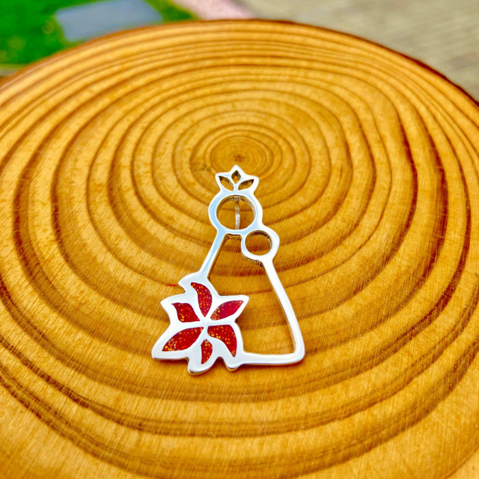 Queen Lily Pendant